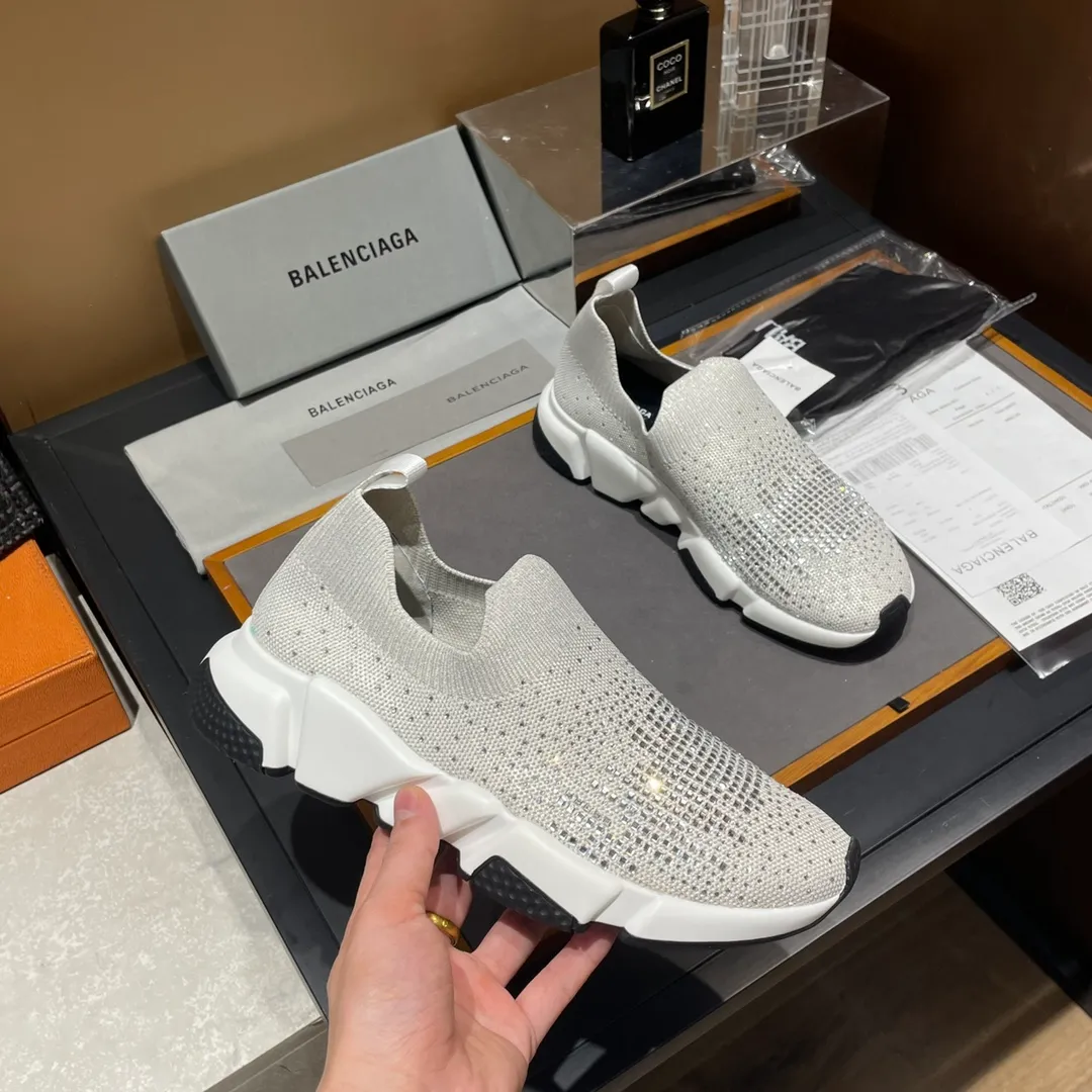 👟👟Ex-factory price 400👟👟 Balenciaga Balenciaga 🌝🌝glitter single shoes world premiere 🌈INS Weibo magazine sold out 💥💥counter limited edition ⚠️ Czech crystal hot diamond ⚠️specially customized fabric with summer cooling and heating effect ⚠️TPU ten PU vacuum combination bottom (not a plastic bottom formed by market currency) ,) The inner craftsmanship and material are the same as the original! ! Size 35 to 45M standard size (34, 46 can be customized) original high-end top complete package (with original Balenciaga socks included)